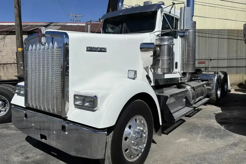 2007 Kenworth W900 Sleeper Truck | Diesel Engine Cat C15 | 18-Speed Manual | Used 1