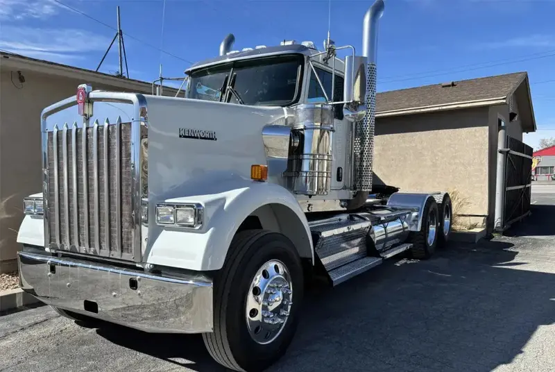 2009 Kenworth W900 Sleeper Truck | Diesel Engine Cat C15 | 18-Speed Manual | Used 1