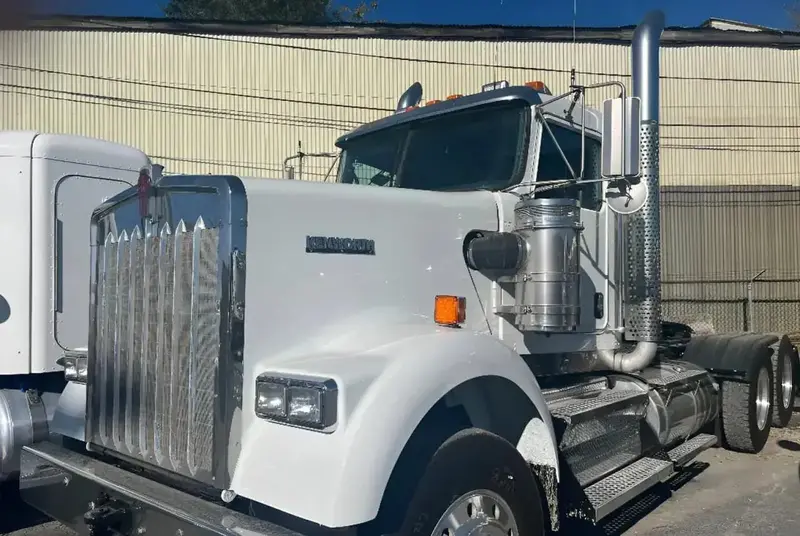 2014 Kenworth Sleeper Truck | Model W900 | 10-Speed Manual | Horsepower 475 Hp | Used 1
