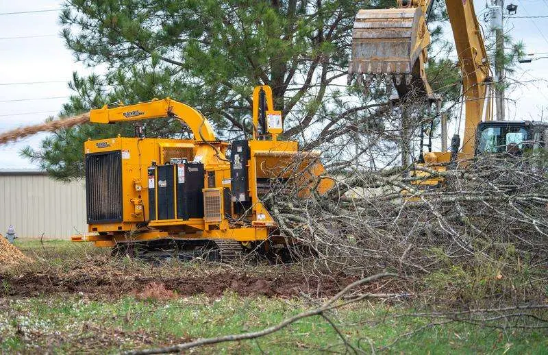 Bandit Drum Style Whole Tree Chipper | 2025 Model 20Xp - Track & Towable | Hydraulic Tank 30-50 Gallons | Standard Hydraulic Lift Cylinder 1