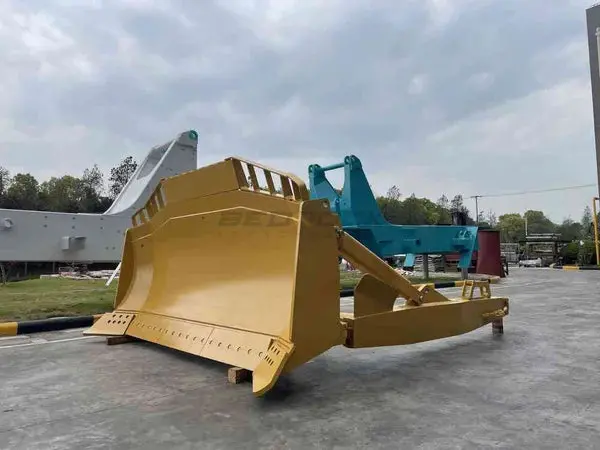 Bedrock Attachments Heavy-Duty Su Blade | Model Bbd7esu | Fits Cat D7e | Width: 145.7" | Weight: 4,100Kg  | For Bulldozer 1
