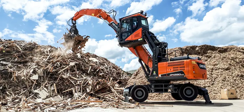 Develon | Material Handler | Model Dx250wmh-5 | Reach 35' 1" | Loading Height 39' 8" | 186 Hp | 27.4 Tons | For Scrap, Waste & Logging 1