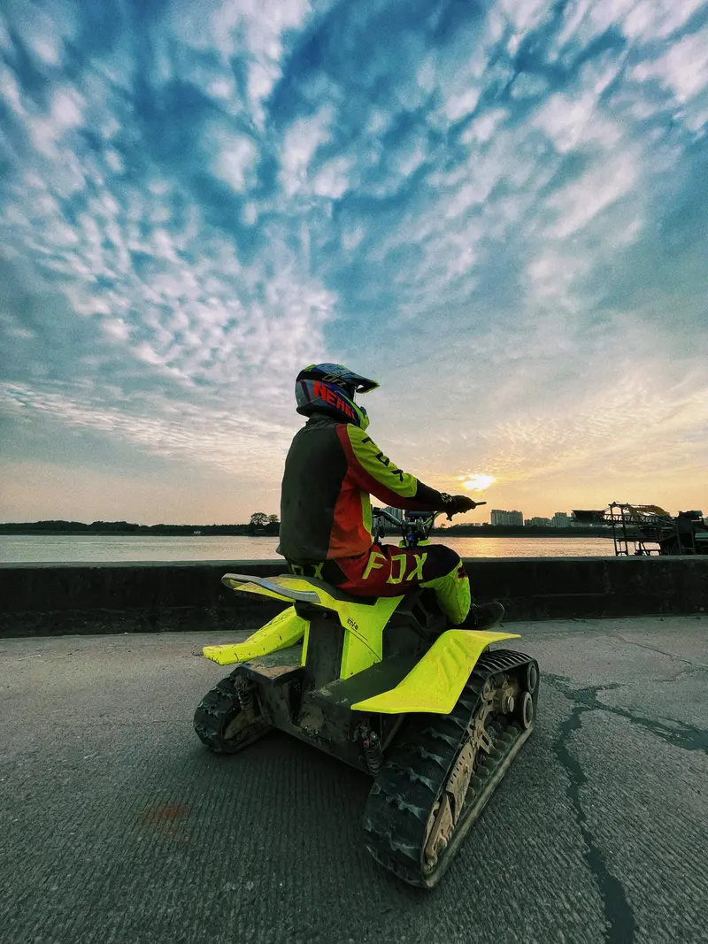 Dtv Raptor All-Terrain Electric Tracked Vehicle | 42" X 36" Platform | 20 Kw Dual Motor | 30 Mph Top Speed | For Off-Road Adventure & Utility Work 1
