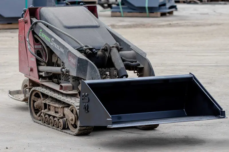 Express Steel 3.5' Toro Dingo Smooth Bucket | Width 42" | 9–15 Gpm | For Mini Skid Steers 1