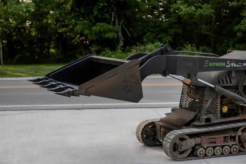 Express Steel 4' Toro Dingo Tooth Bucket | Width 48" | 25 Gpm | For Mini Skid Steers & Compact Loaders 1