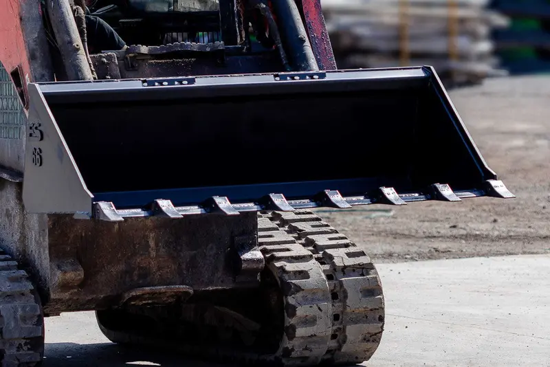 Express Steel 5.5' Standard Tooth Bucket | Width 66" | 25 Gpm | For Skid Steers 1