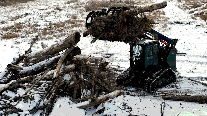 Grabtec Demolition Grapple Iclaw™ Technology For Demolition, Rock Hauling & Tree Work | Gds Series | Width 84" Inches | Horsepower 50-120 Hp | Solid Bottom | For Skid Steers 1