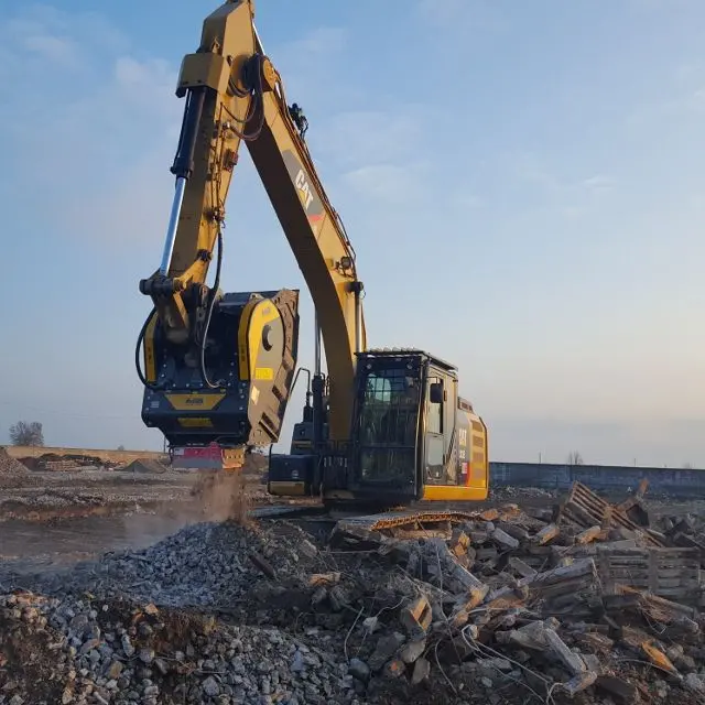 Mb Crushers Bucket Crusher | Model Bf90.3 S4 | Mouth Opening Width 36" | Machine Size 21+ Tons | For Excavators 1