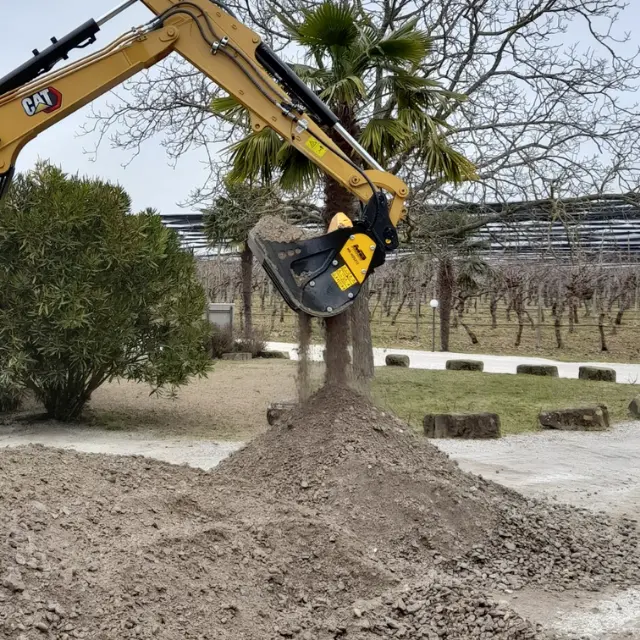 Mb Crushers Padding Bucket | Model Mb-Hds212 | Width 39" | Machine Size 5-10 Tons | For Backhoe Loaders & Mid Excavators 2