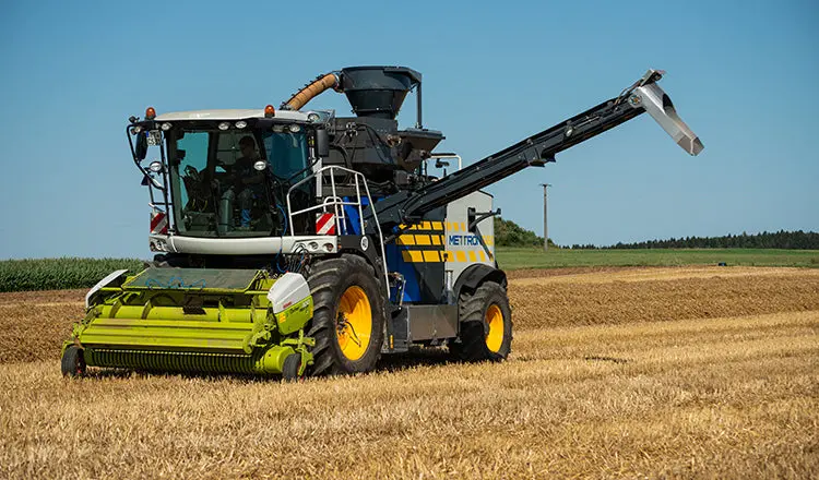 Metitron Self-Propelled Forage Harvesters | Model 560 | Transport Width 10'5" Ft | Engine Horsepower 626 Hp | Pellet Capacity 6+ Tons/Hour 1