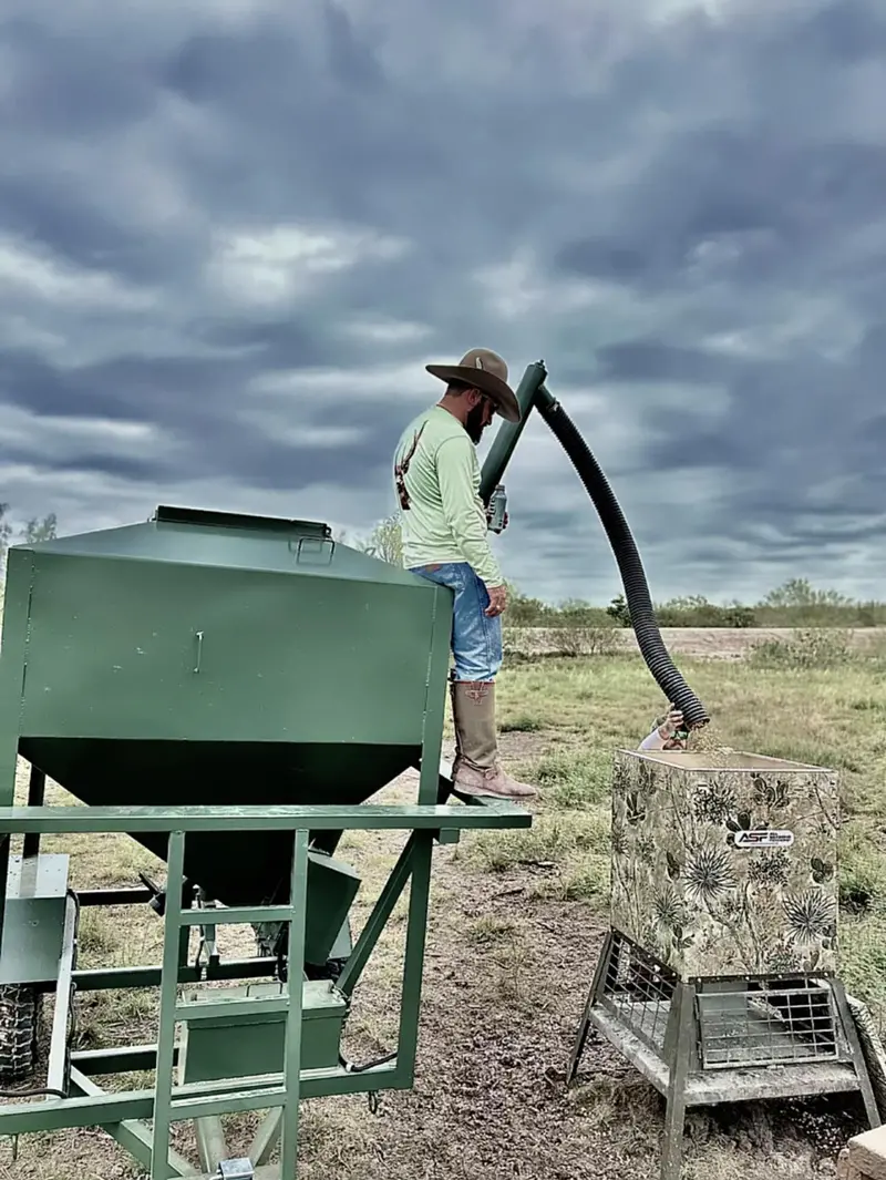 Ranchland Solutions Woodsman 8:28 Series | 4,000 Lb Corn Capacity 1