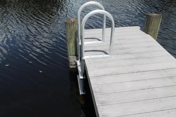 Rio Marine Customs | 5-Step Big Foot Ladder | Model Ld5bf | 18 5/8" W X 60" H | Wide-Tread Rungs | Dock & Seawall 1