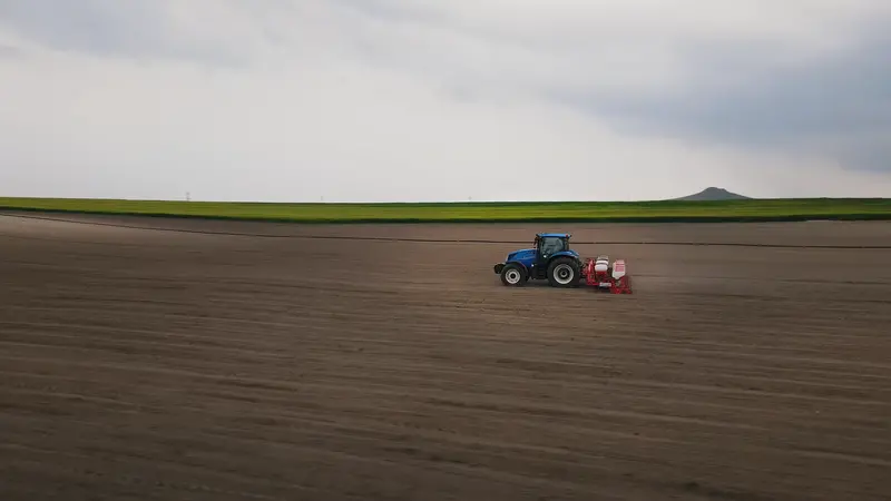 Toscano | Seeder Folding – Disc Type | Model 8 Units | Total Width 18.04 Feet | Horsepower 130-160 Hp | For Tractor 3